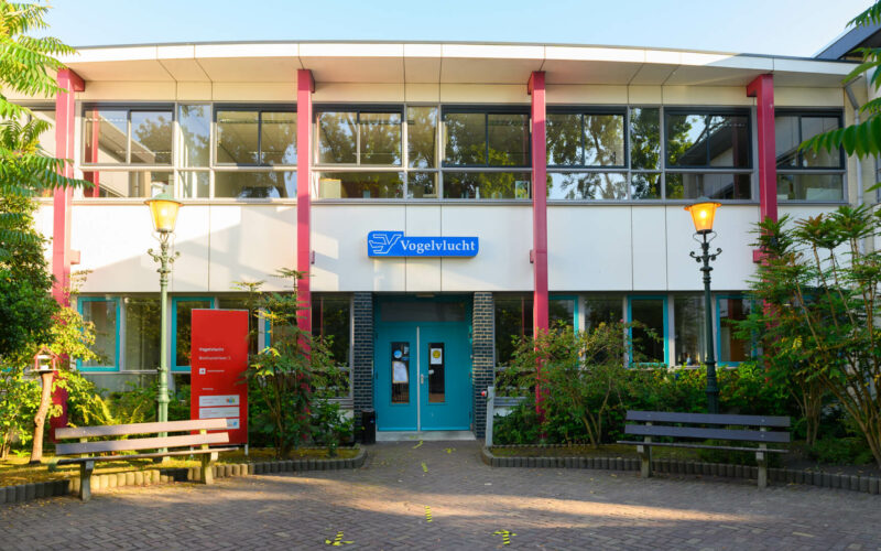 Plein en ingang van buurthuis Gebouw Vogelvlucht